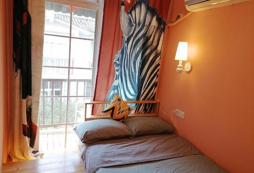 הוסטל Lazzy Inn