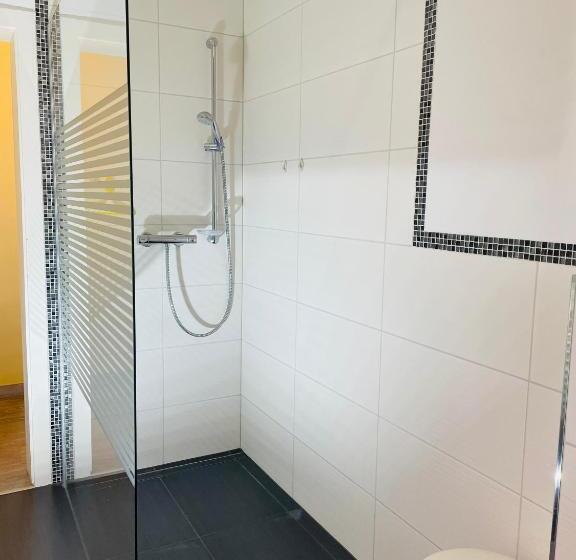 호스텔 Restaurant Seeblick Direkt Am Schweriner See