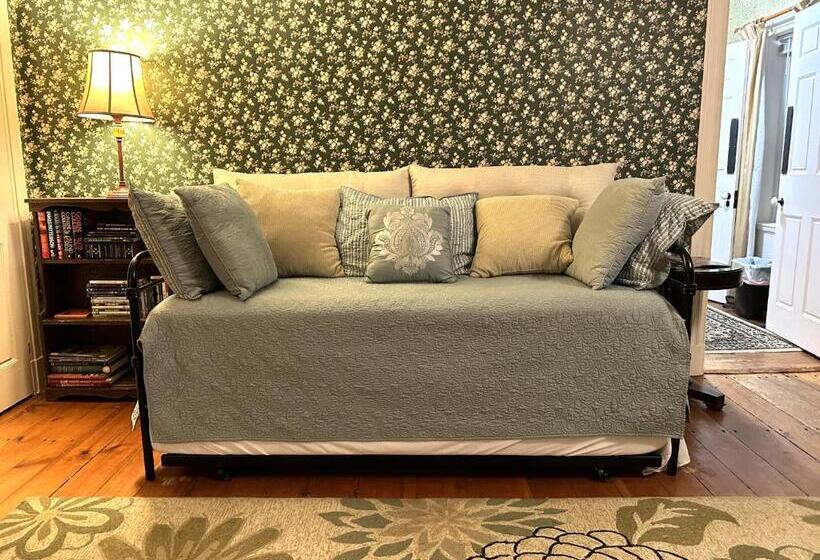 فندق صغير The Birchwood Inn, Tavern And Restaurant