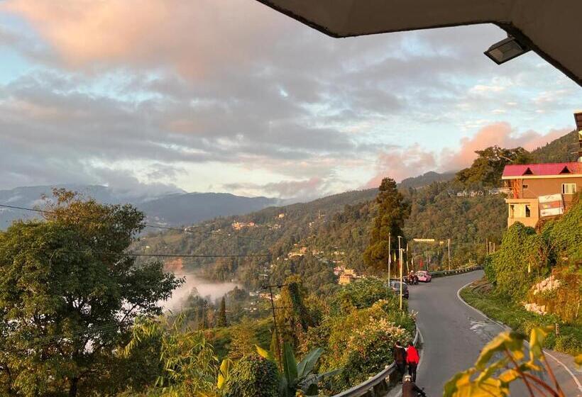 ベッドアンドブレックファースト Ej’s Frontyard  The Home Cafe & Stay