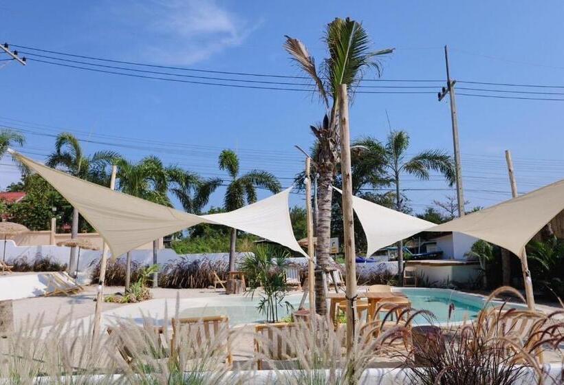 تختخواب و صبحانه Kamari Cafe&resort Kohlarn คามารีคาเฟ่แอนด์รีสอร์ทเกาะล้าน