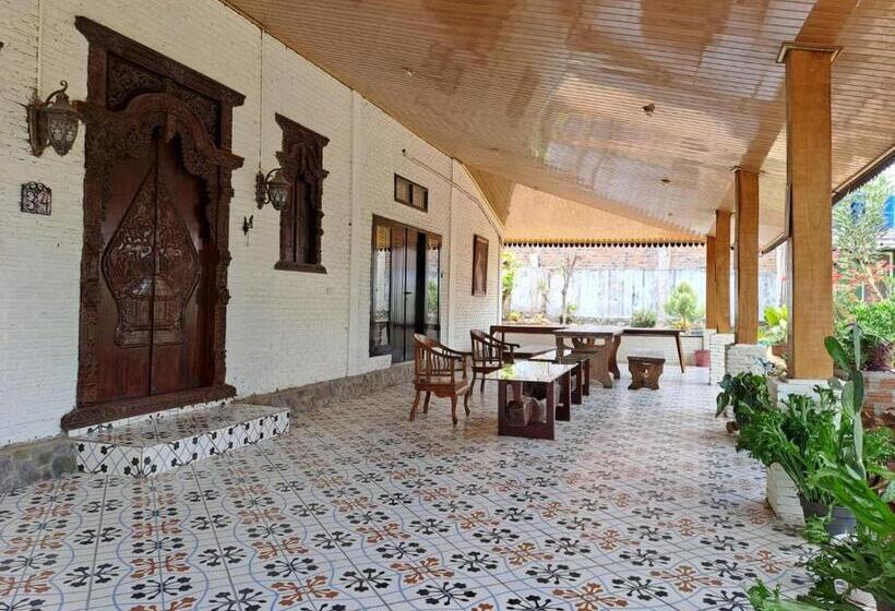 فندق Capital O 93345 The Saka Guest House Syariah