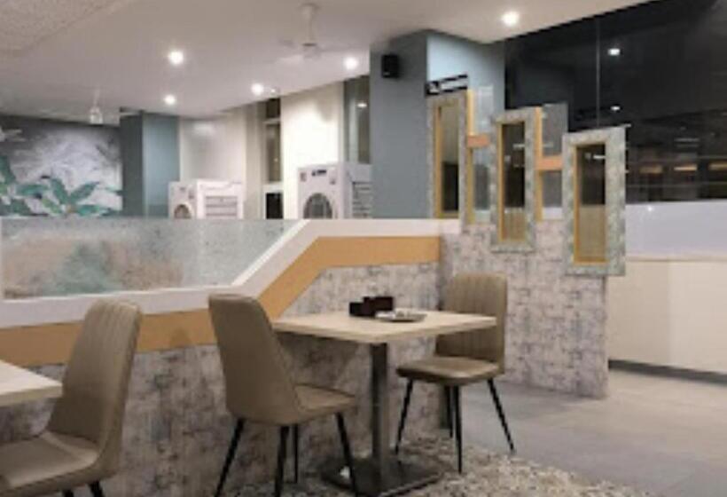 בית מלון כפרי City Centre Latur   Lodging & Restaurant Latur