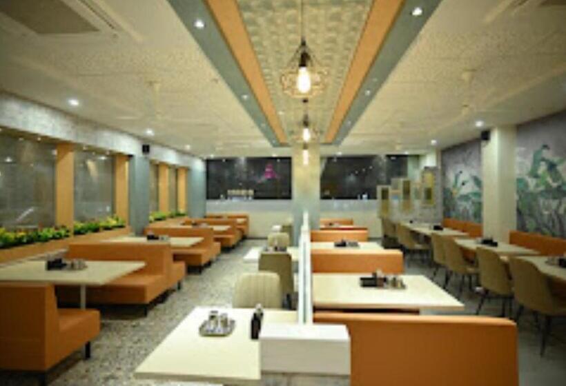 בית מלון כפרי City Centre Latur   Lodging & Restaurant Latur