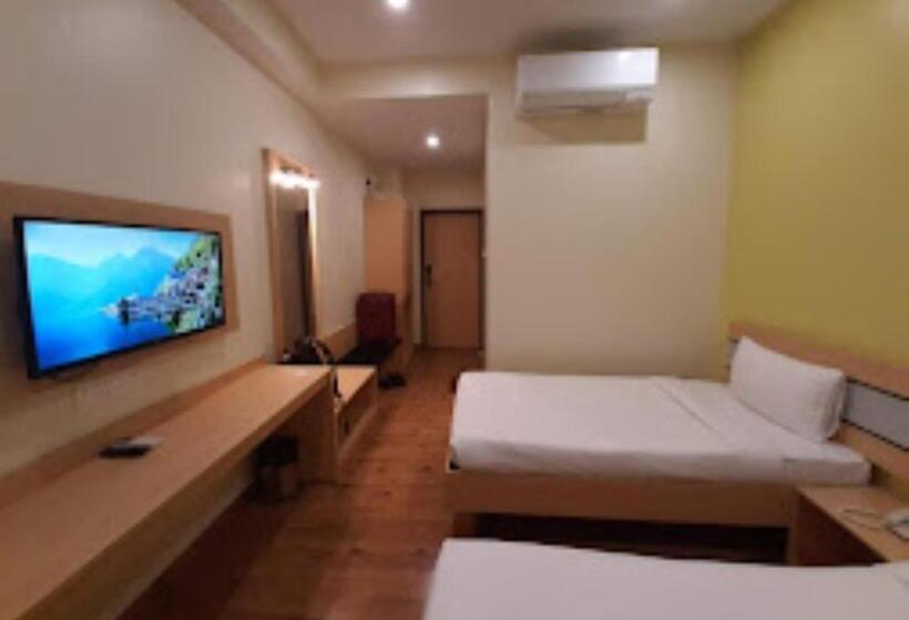 בית מלון כפרי City Centre Latur   Lodging & Restaurant Latur