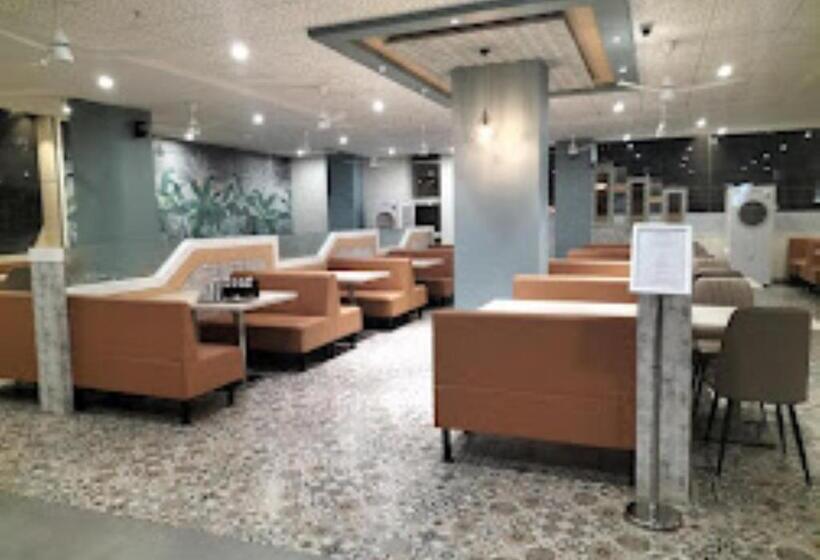 בית מלון כפרי City Centre Latur   Lodging & Restaurant Latur