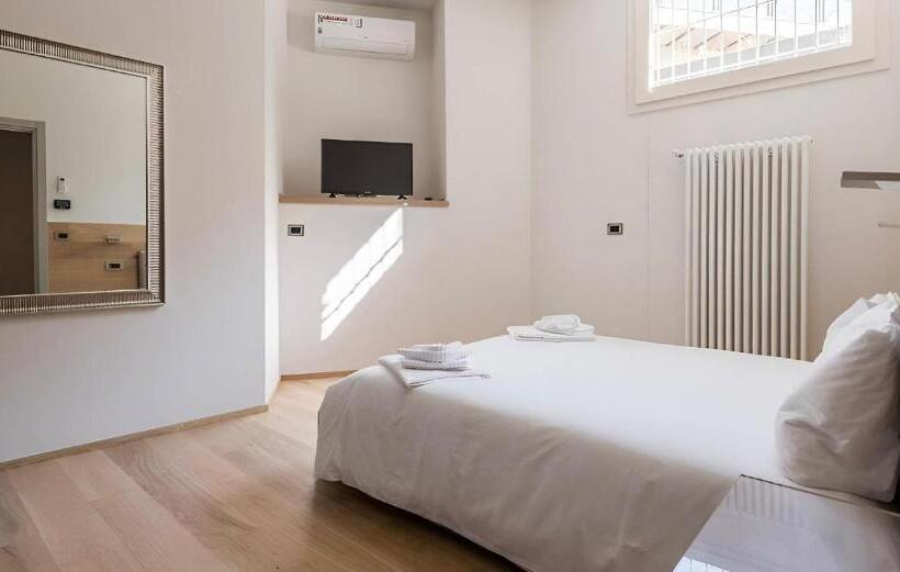 ホテル Garibaldi Apart