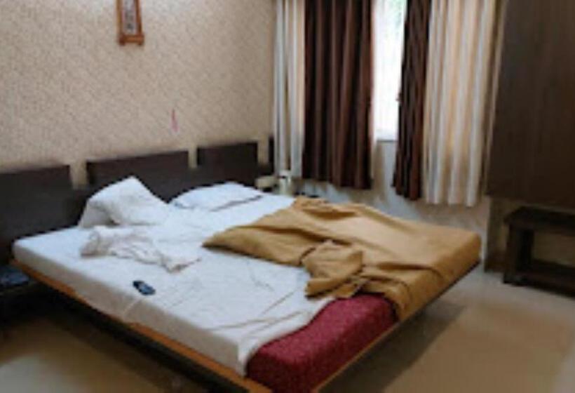 فندق Om Executive, Satara