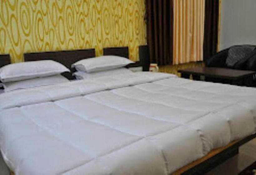 فندق Om Executive, Satara