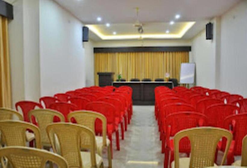 فندق Om Executive, Satara