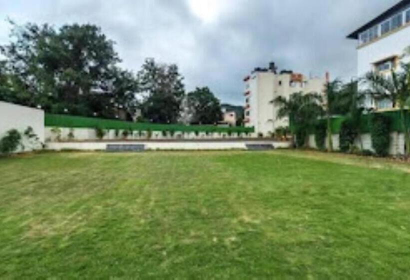 فندق Om Executive, Satara