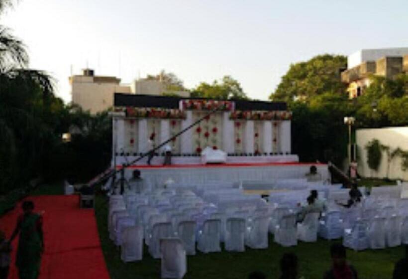 فندق Om Executive, Satara