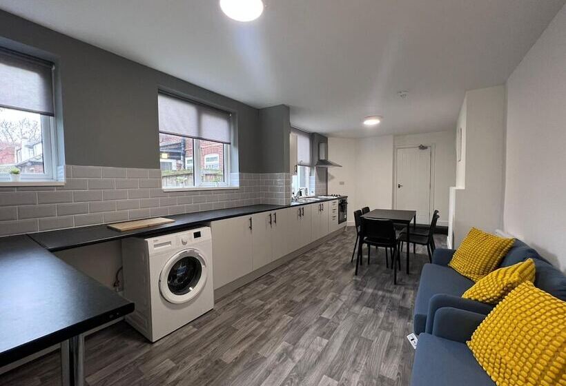 Отель Oyo Arcadia By Habitat101