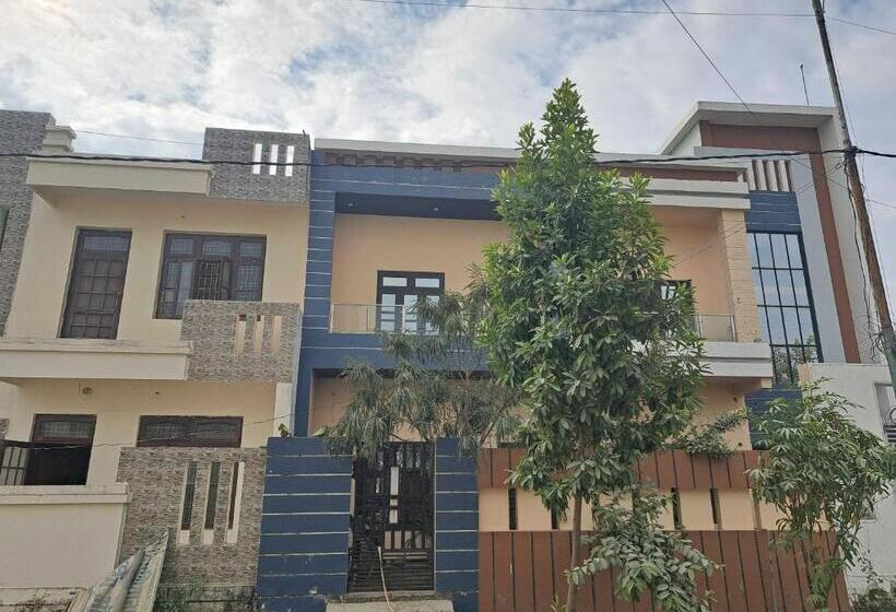 Отель Oyo Ashiyana Guest House