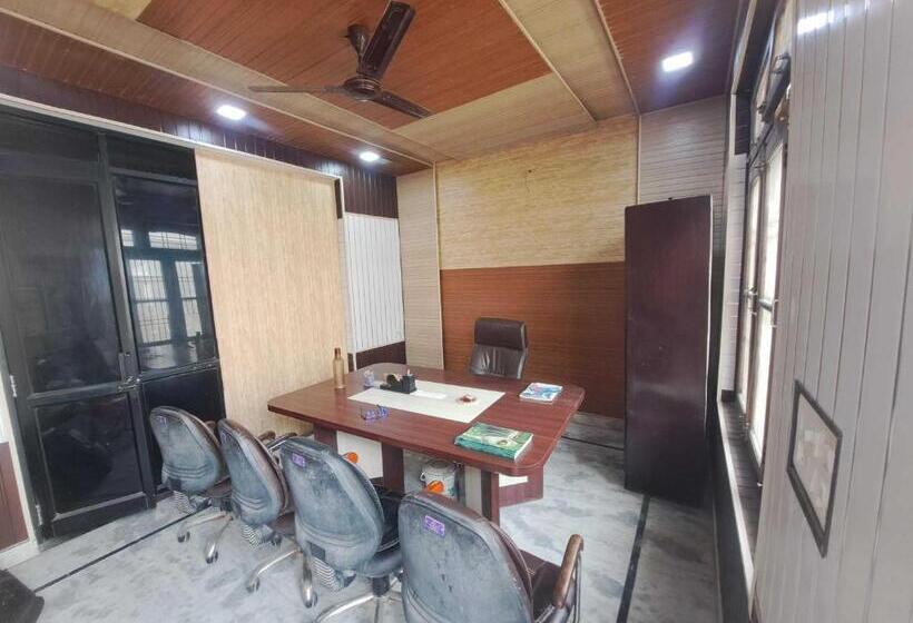 Отель Oyo Ashiyana Guest House