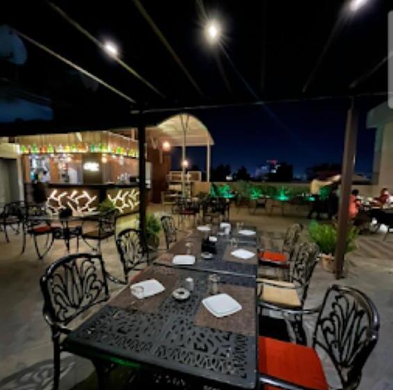 فندق Paradise, Ahmednagar