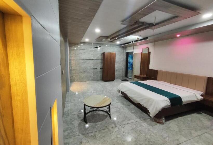 Hotel Pushpanjali Palace