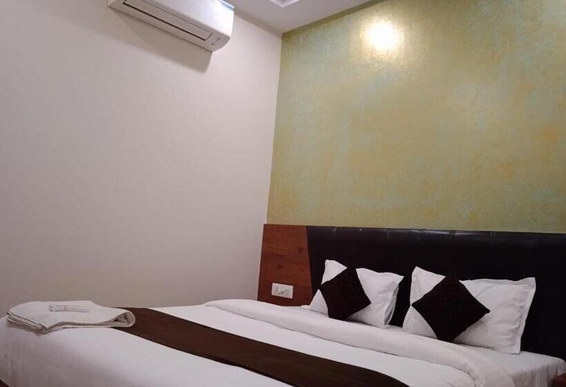 فندق Raheja Residency