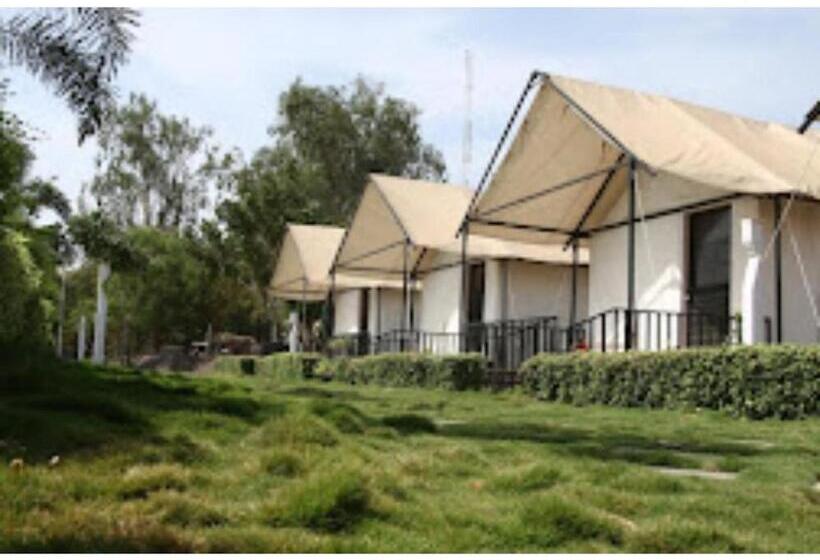 בית מלון כפרי Shubham Resorts, Solapur