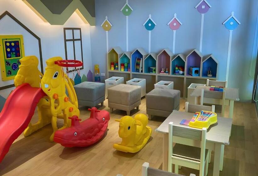 Queen Bed, Sauna, Gym & Captivating Views