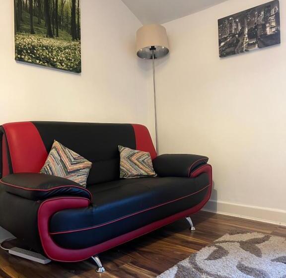 Пансион Double Room Near City Centre With Extra Lounge Area