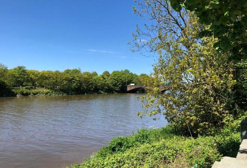 Пансион Double Room Near City Centre With Extra Lounge Area