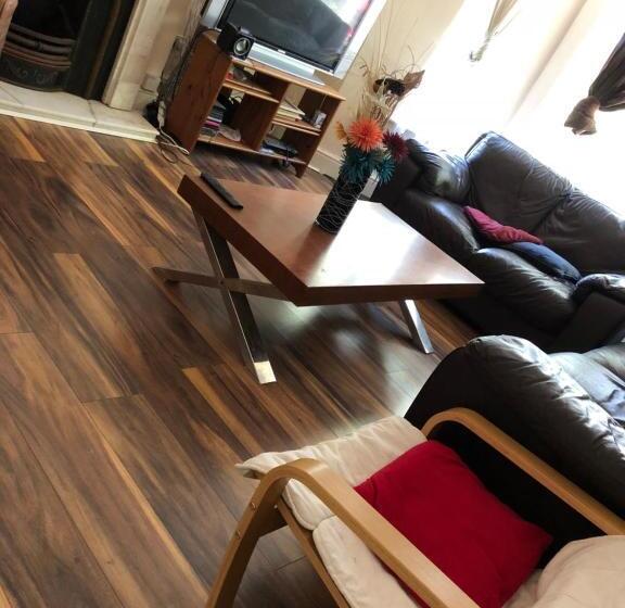 Пансион Double Room Near City Centre With Extra Lounge Area