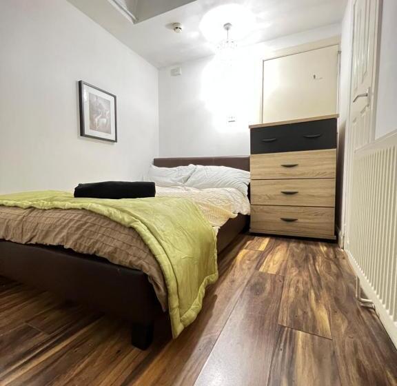 Пансион Double Room Near City Centre With Extra Lounge Area