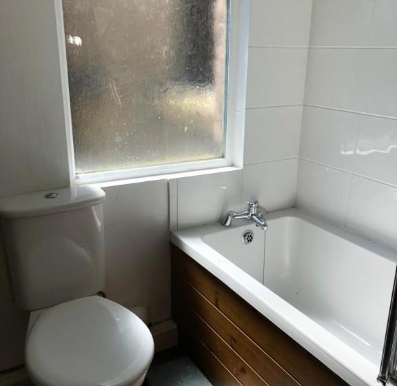 Пансион Double Room Near City Centre With Extra Lounge Area