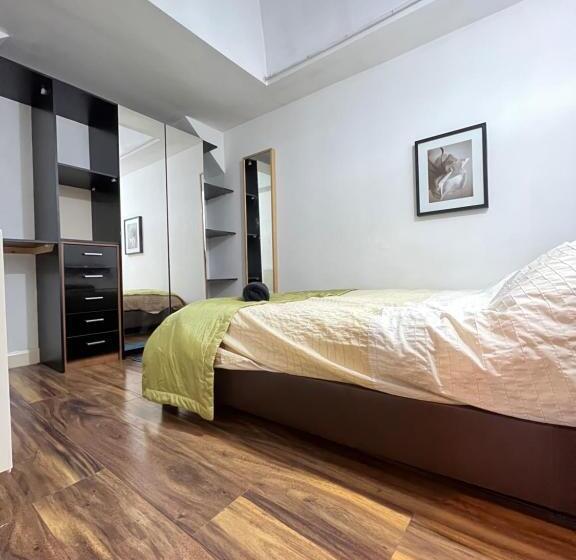 Пансион Double Room Near City Centre With Extra Lounge Area