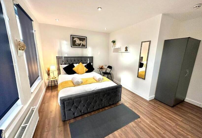 펜션 Hounslow Suites   Tw3