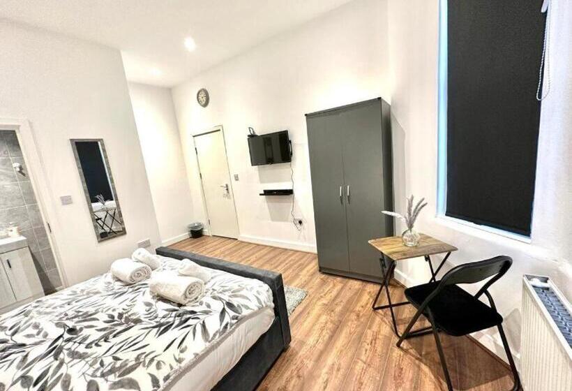 펜션 Hounslow Suites   Tw3