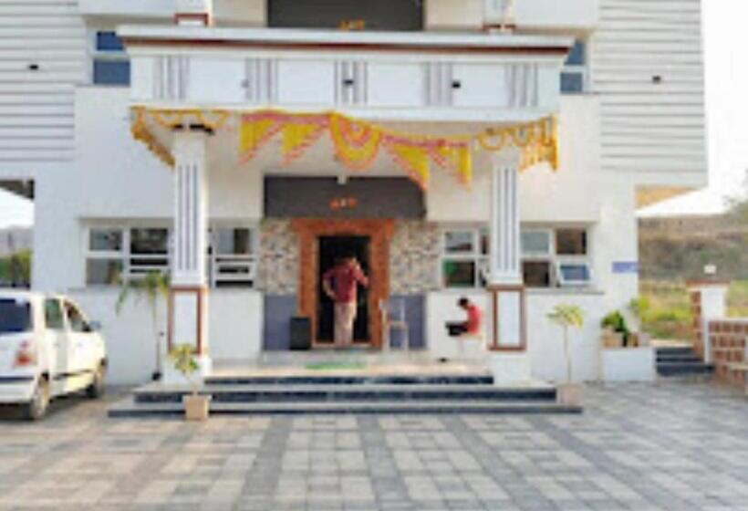 펜션 Nanashri Guest House & Restaurants Pimpalgaon