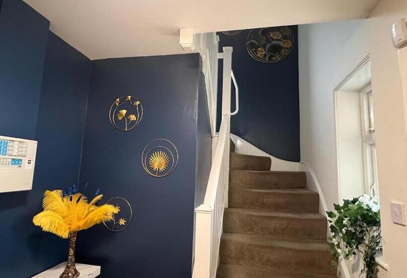 פנסיון Preston Let 8