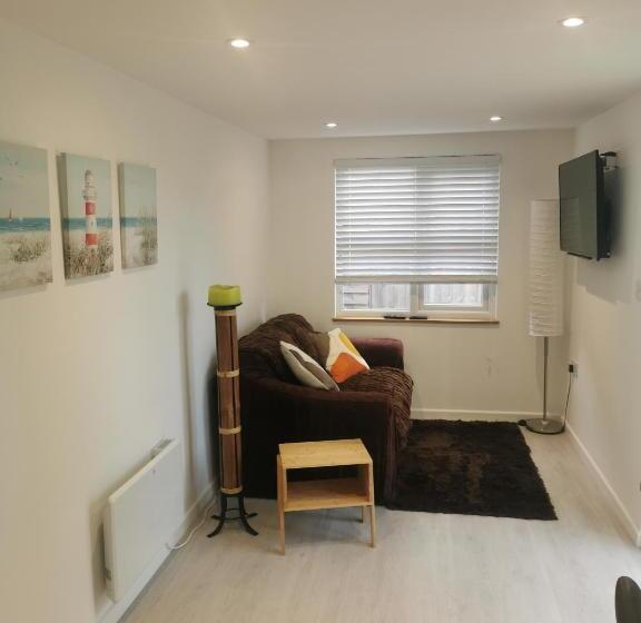 민박 Elmwood Lodge