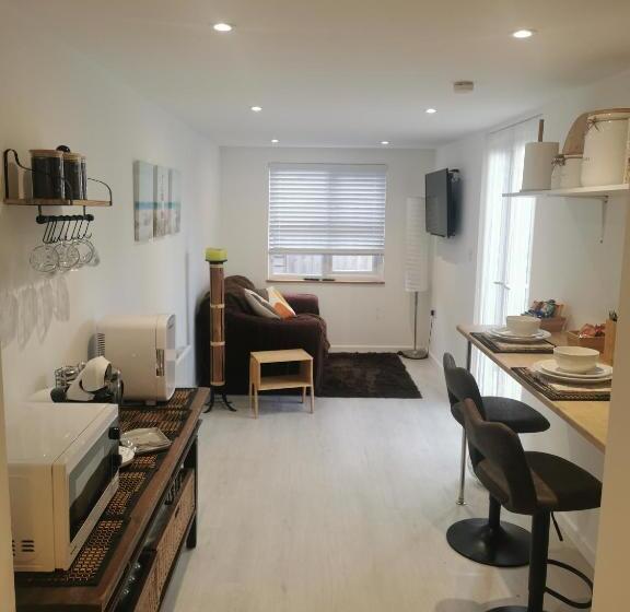 민박 Elmwood Lodge