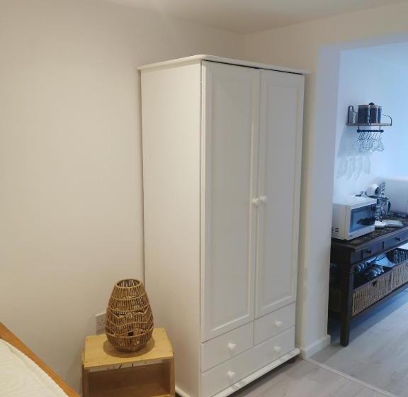 민박 Elmwood Lodge