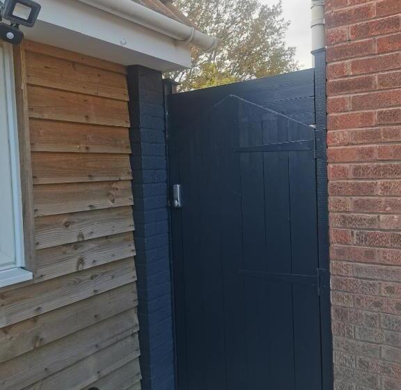 민박 Elmwood Lodge