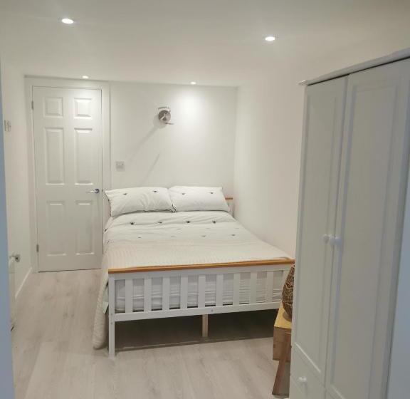 민박 Elmwood Lodge