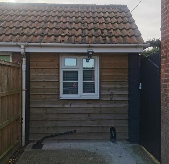 민박 Elmwood Lodge