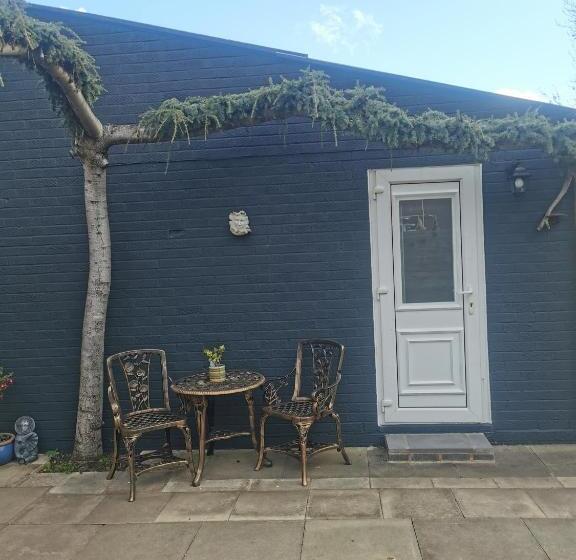 민박 Elmwood Lodge