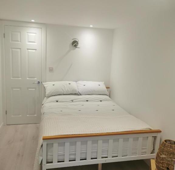 민박 Elmwood Lodge