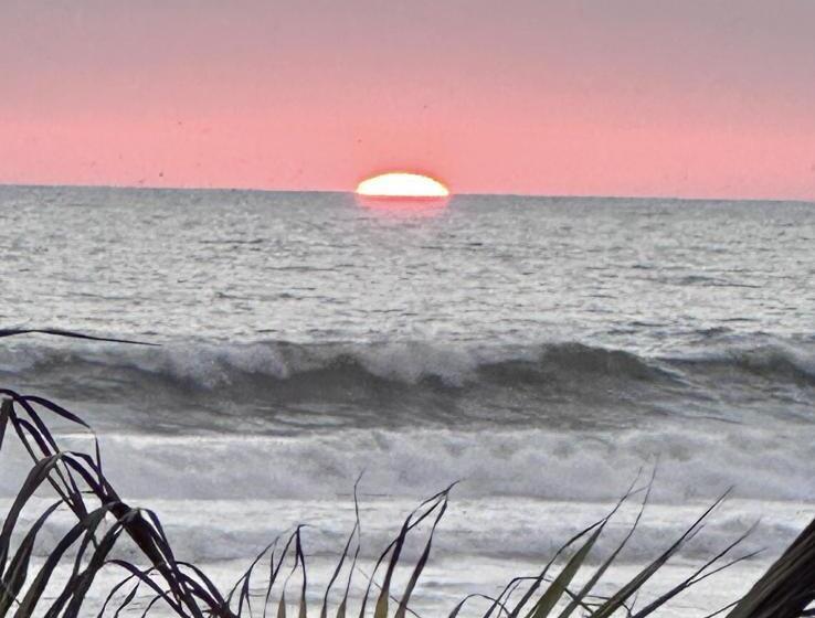 تختخواب و صبحانه Yolo House Beach