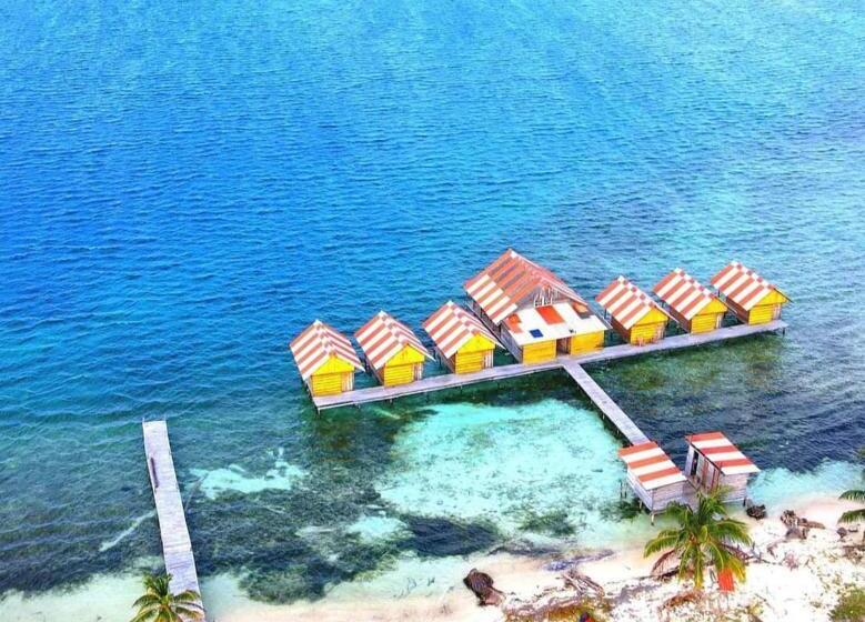 Cabañas Sobre El Mar En Guna Yala