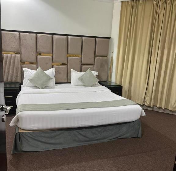 ホテル Razan Suits