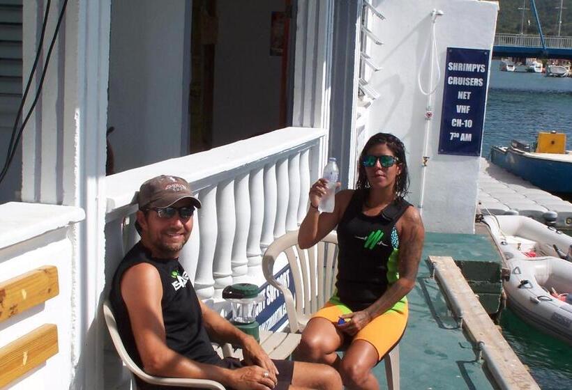 هتل کپسول Shrimpys Laundry ,hostel And Yacht Support