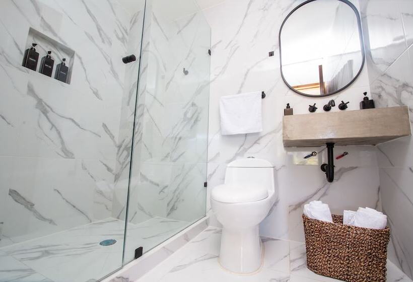 Отель Kuko Suites