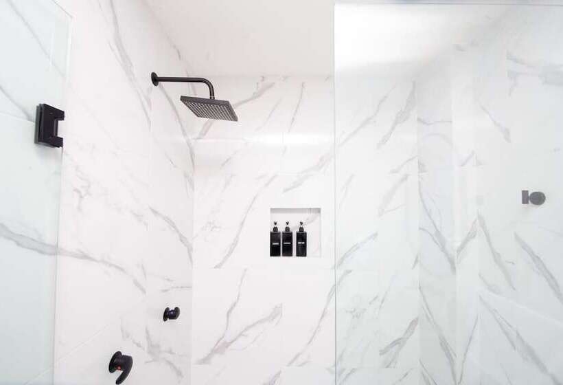 Отель Kuko Suites