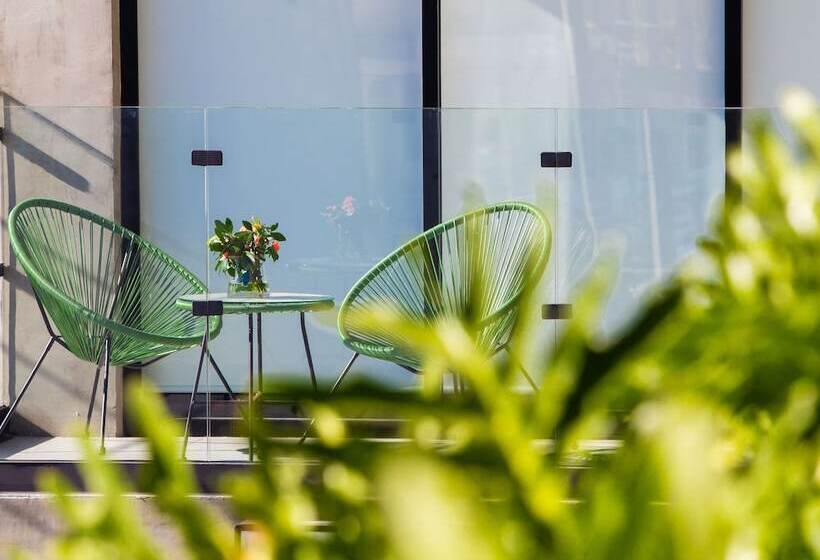 Отель Kuko Suites