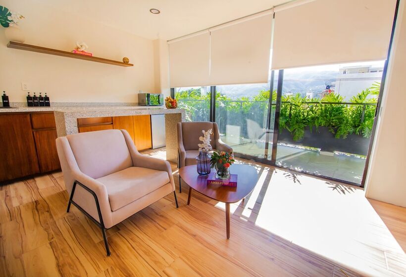 Отель Kuko Suites